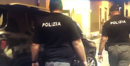Un fermo immagine di un video della Polizia che esamina il mezzo che ha investito due bimbi ieri sera a Vittoria (Ragusa). ANSA